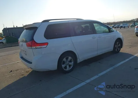 2014 Toyota Sienna Le V6 8 Passenger z USA, uszkodzony, nr VIN 5TDKK3DC7ES415376